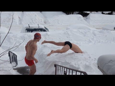 VIDEO! Doi tineri temerari înoată în zăpadă