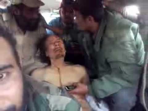SOCANT! Cadavrul lui Muammar Gaddafi, batjocorit de rebelii libieni