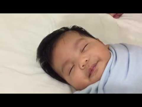 VIDEO VIRAL: Cum să adormi copilul în câteva secunde, cu ajutorul unui ŞERVEŢEL! Un truc banal, cu rezultat rapid
