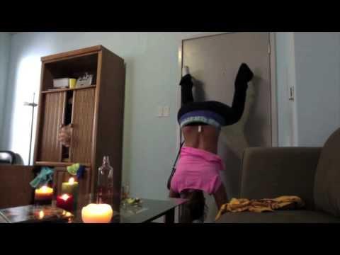 VIDEO! Nu incercati asa ceva acasa! O fata incepe sa danseze ca Miley Cyrus si... ia foc