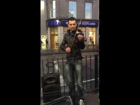 VIDEO: Un român obişnuit a cucerit Scoţia! Nimeni nu reuşeşte să facă aşa ceva cu o vioară! Stai să vezi cum sună 
