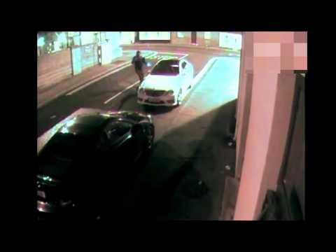 Un hoț a vrut să spargă geamul mașinii, dar și-a spart singur capul! Clipul este DEMENȚIAL! Râzi cu lacrimi dacă afli ce s-a întâmplat după! (VIDEO)
