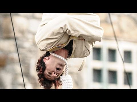 Video șocant! O cascadorie putea să-i aducă moartea unui iluzionist: S-a prăbușit pe scenă, înconștient, după ce a încercat să iasă dintr-o cămașă de forță