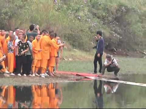 Un călugăr a mers pe APĂ! Toți au rămas muți de uimire când au văzut minunea! (VIDEO)