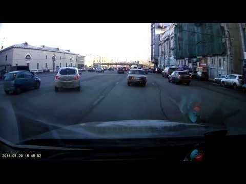GTA pe străzile din Rusia! Uite ce cascadorii face acest şofer!