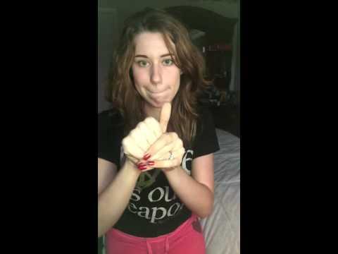 Nimeni nu poate face cu degetele ce face ea! O să vrei să încerci, dar vei da greș! (VIDEO)