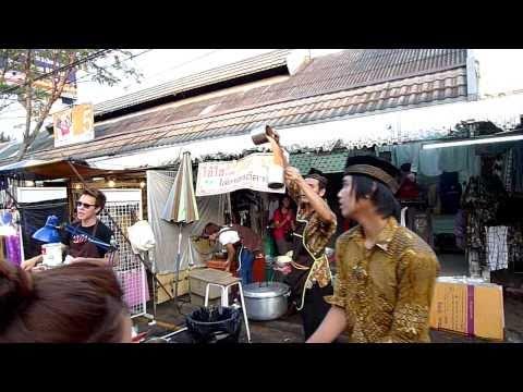 Rămâi uimit! Așa se servește ceaiul cu gheață în Thailanda