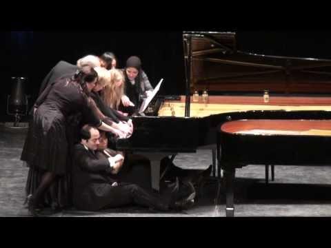 Este UIMITOR! 12 artişti cântă la un pian, în acelaşi timp