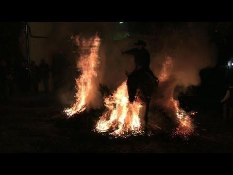 VIDEO: Imagini greu de privit! Tradiție rezervată doar curajoșilor: spaniolii sar cu caii în foc pentru purificare