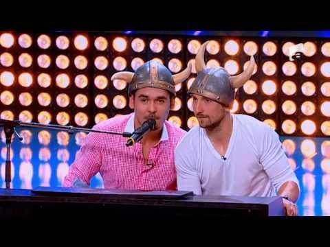 Trupa Peny Bill: Razvan si Dani canta la pian pentru lift si dus