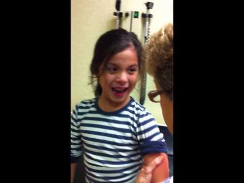 VIRAL! Reacția BIZARĂ a unei fetițe, în timp ce primește o injecție!