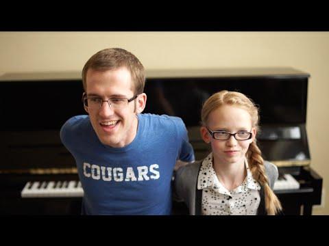 VIDEO: Cântă DUMNEZEIEŞTE la pian cu... mâinile la spate! Clipul a devenit viral în toată lumea