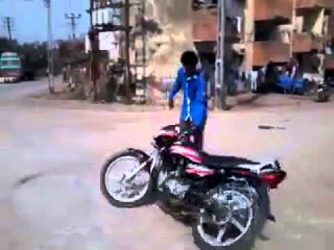 VIDEO! Un motociclist indian, pus pe fugă de două văcuţe