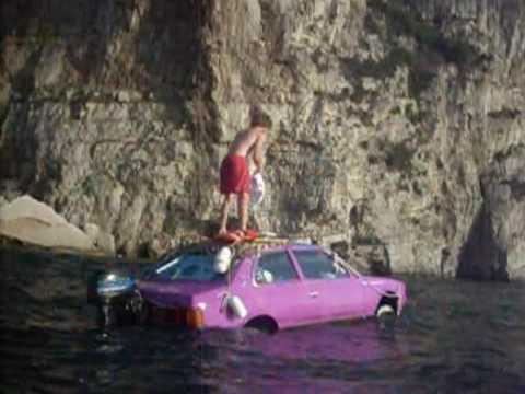 S-a plimbat cu un Maserati pe râu! Bărbatul este acum noua senzație a internetului! (VIDEO)