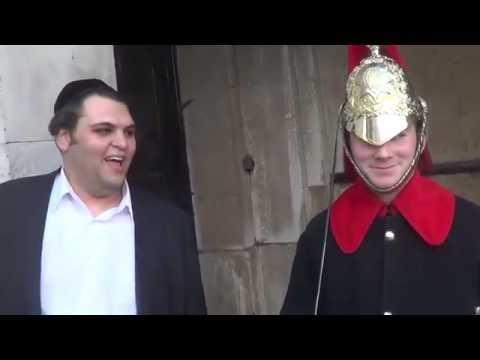 Idolul turiştilor: La făcut să râdă pe un membru al gărzii regale din Londra