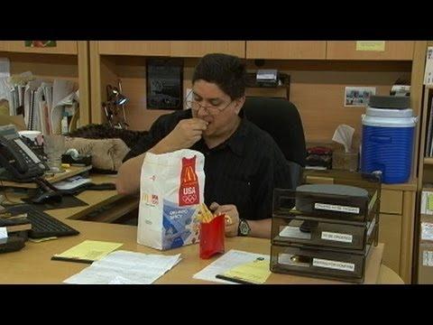 Sa fii platit cu 35.000 de dolari pentru a manca zilnic hamburgeri si cartofi prajiti? In SUA este posibil!