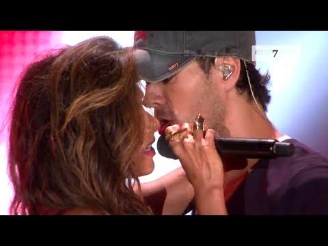 Scene fierbinți între Enrique Iglesias și Nicole Scherzinger, în timpul unui concert. Fanii au căscat bine ochii (VIDEO)