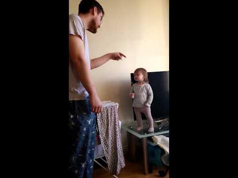 VIDEO ADORABIL: Cum se ceartă o fetiţă cu tatăl ei, chiar dacă nu ştie să vorbească! Clipul a adunat aproape zece milioane de vizualizări