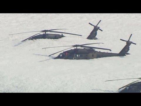 Imagini spectaculoase: 10 elicoptere au fost îngropate într-un morman de spumă!