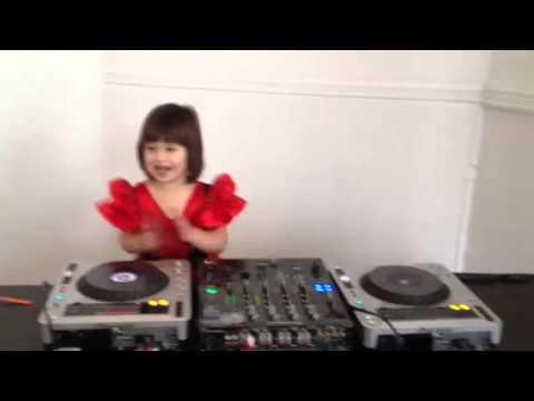 Te topeşti! O fetiţă mixează la platane mai ceva ca un DJ!