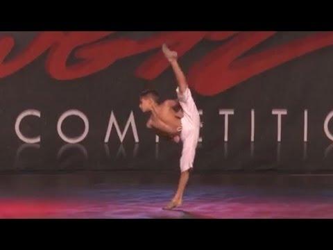 VIDEO: Un puşti de opt ani dansează atât de bine încât Monica Petrică i-ar da trei stele aurii