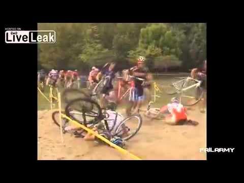 VIDEO! Râzi cu lacrimi: Dacă pică un biciclist, cad toți...