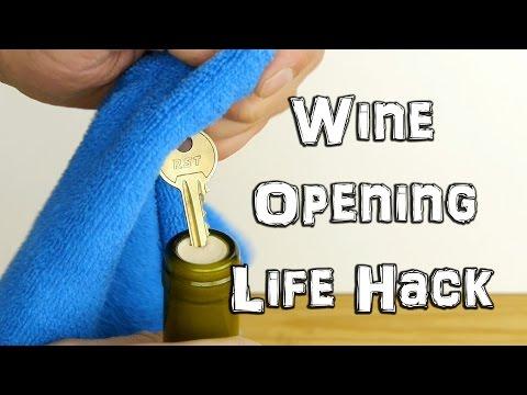 VIDEO: Metoda care nu dă greș vreodată! Cum deschizi o sticlă de vin cu o simplă cheie!