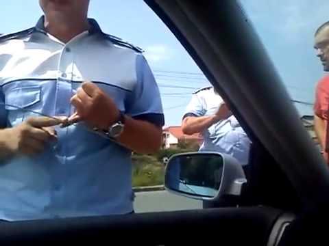 VIDEO: Un polițist face SENZAȚIE pe șosele! Reacția agentului, în fața unui șmecher care refuză să prezinte actele, DE NERATAT!