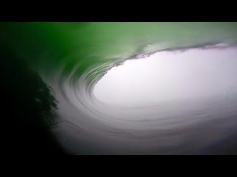 SPECTACULOS! Imaginile uluitoare surprinse de un surfer în interiorul unui val URIAȘ!