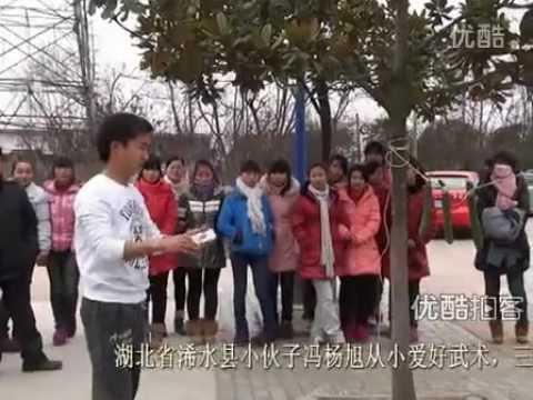 ULUITOR! Un tanar din China taie cutii de aluminiu cu cartile de joc  