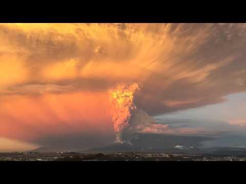 STAREA de URGENȚĂ, decretată în Chile! Oamenii sunt evacuați, după ce un vulcan a erupt