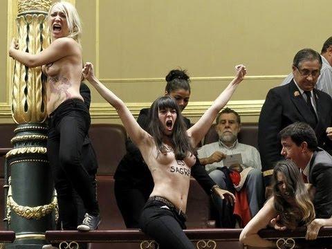 VIDEO! Cu pieptul gol in Congresul spaniol. Activistele Femen au intrerupt discursul deputatilor