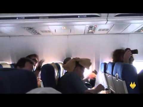VIDEO! Distracţie înainte de siguranţă: Pasagerii s-au bătut cu perne în avion