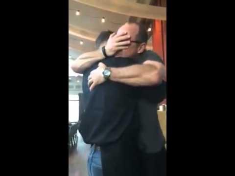 Moment emoționant! Fiul s-a întors din armată și și-a surprins tatăl! Bărbatul a reacționat savuros! (VIDEO)