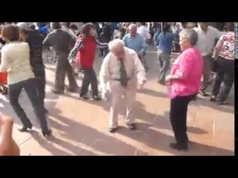 VIDEO: Un bătrânel în baston a făcut show pe ringul de dans! Ceilalţi oameni au rămas cu gura căscată