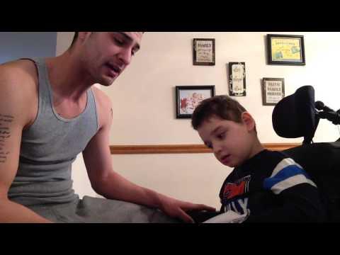Clipul devenit viral! Un tată îi cântă fiului său care suferă de paralizie cerebrală. Ce se întâmplă cu ochii micuțului te lasă fără cuvine