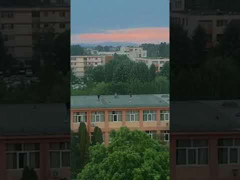 Meci de fotbal, pe acoperișul unei şcoli din Piteşti. Doi copii au fost filmaţi, în timp ce se jucau: 
