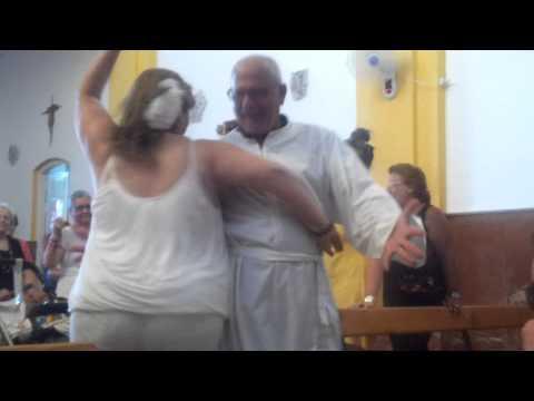 VIDEO de milioane: Preotul care dansează flamenco, în timpul slujbei! 