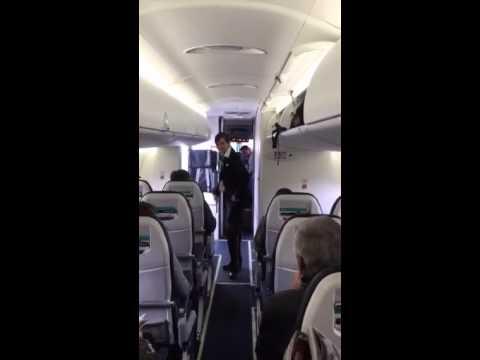 Au încremenit când au văzut ce se întâmplă! Uite ce a făcut această stewardesă, înainte ca avionul să decoleze! (VIDEO)