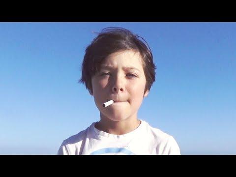 Experiment inedit: Un băiat de nouă ani le cere trecătorilor să-i aprindă o țigară!