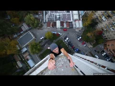 VIDEO: La un pas de MOARTE! Ce fac tinerii ăştia la sute de metri înălţime