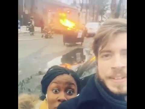 Au vrut să facă un selfie, dar tot internetul a râs de ei! Uite ce au pățit cei doi, chiar în timp ce făceau poza! (VIDEO)