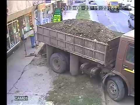 Dorel de Focșani este șofer pe basculantă! Și iar o face lată! (VIDEO)