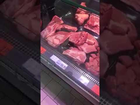 Imagini dezgustătoare, într-un supermarket din România! Un șoarece se plimbă liber peste carnea pe care oamenii o cumpără: 