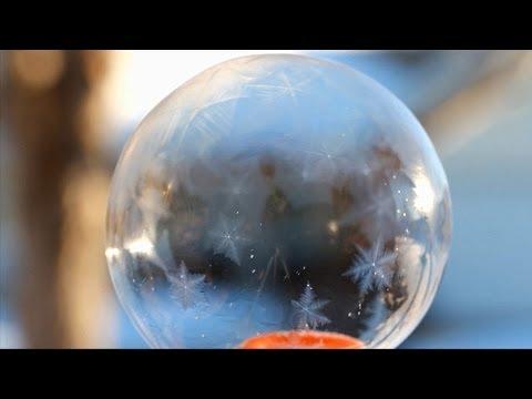 ULUITOR! Ce se întâmplă când faci baloane de săpun la minus 10 grade!
