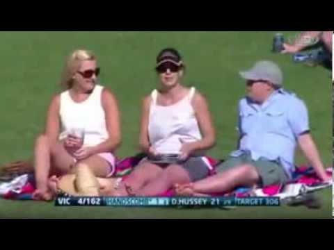 S-a intamplat in timpul unui meci de cricket: O cunoscuta prezentatoare a fost surprinsa facand gesturi… explicite
