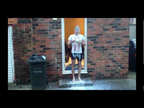 VIDEO! Dusul cu lapte in plina strada, ultima moda printre tinerii britanici