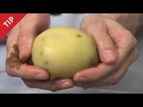 VIDEO: E atât de simplu! Cum să cureţi cartofii fierţi într-o secundă, fără bătăi de cap