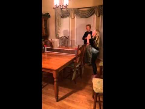 A jucat ping pong cu bunica, dar la un moment dat s-a întâmplat asta! Milioane de oameni au murit de râs când au văzut! (VIDEO)