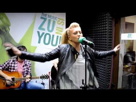 Lora si-a lansat noul single la Radio ZU. Asculta „Capu´ sus” live!